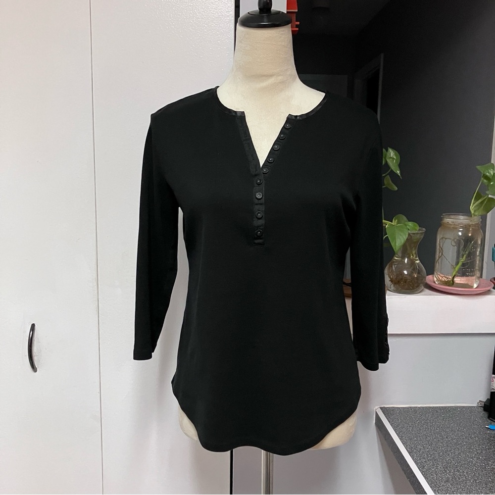 DC ‘s Button detailed Vintage black top with 3/4 sleeves in 💯 Cotton. Size m